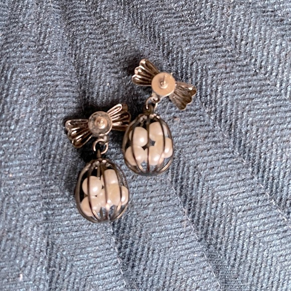 Pearl cage and bow stud and dangle earrings black metal and faux pearls - Picture 2 of 2